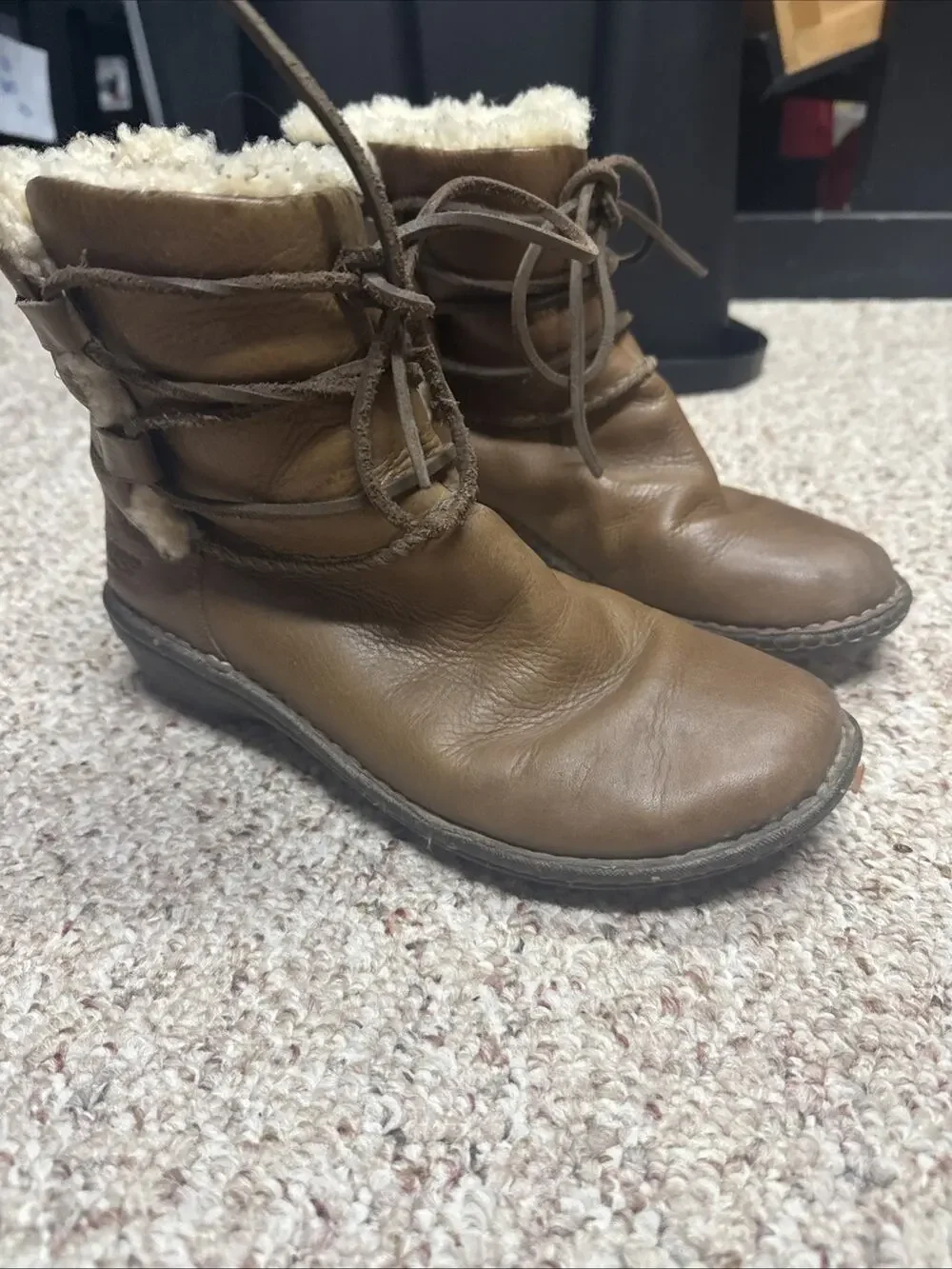UGG Caspia Boots Womens Sz 7 Tan Leather Lace Up Ankle Boots Sheepskin Lined